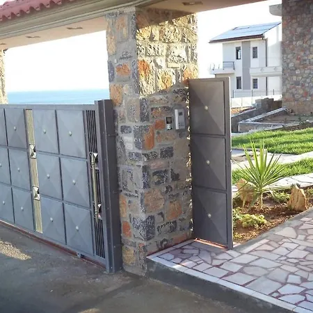 Dimitris Vasos With Sea And Mountain View ألفيريون